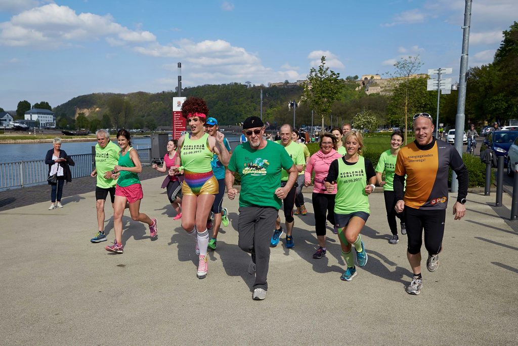Dörthe Dutt und Berti Hahn machen mit Läufern am Moselufer Werbung für den Koblenz Marathon.