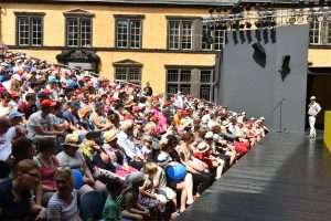 Mayener Burgfestspile Bühne Publikum Menschen 