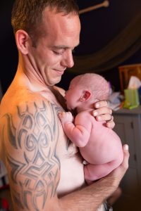 Vater mit Baby, fotofgrafiert von Karina Schuh aus Polch