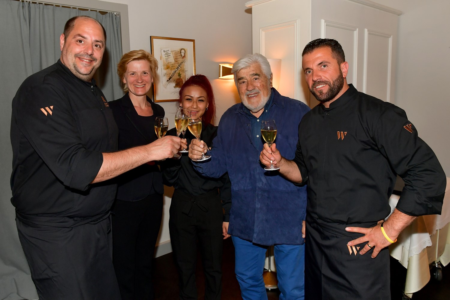 ario Adorf ist ein gern gesehener Gast bei „W gourmet“-Restaurant-Besitzer Christian Jurecz (links) und seinem Team mit Marianne Wagner van Goor, Natarini Thomvon und Besim Koca.