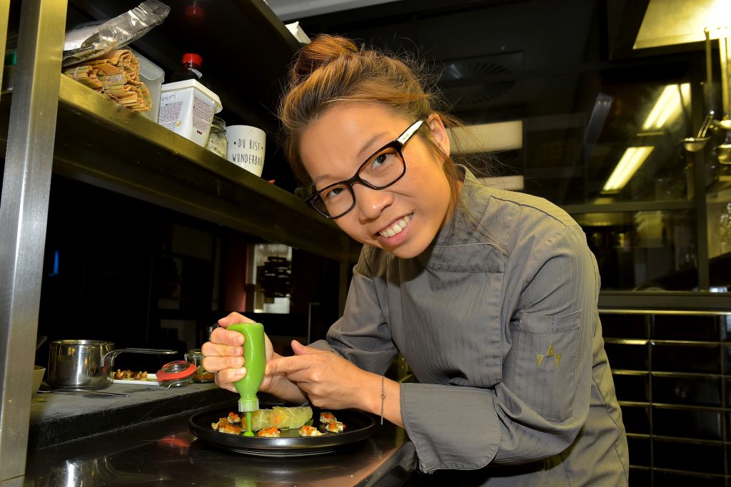 „Auch Frauen können was in der Gastronomie erreichen“, sagt Sarah Henke und hat es vorgemacht: 2012 wurde sie vom Gault Millau zur Aufsteigerin des Jahres gewählt, 2013 von der „Kulinarischen Auslese“ zur Besten Köchin des Jahres. 2014 erkochte sie sich den Stern im „A-Rosa“ auf Sylt, 2018 im „Yoso“ in Andernach. ⋌Fotos: Seydel 