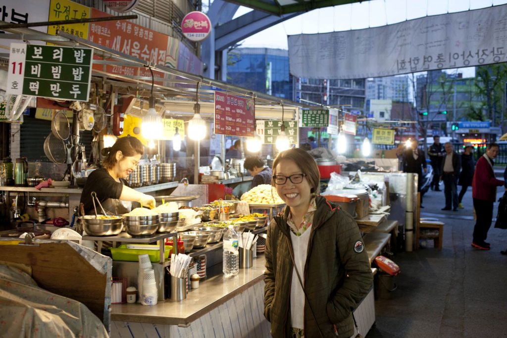 Sarah Henke auf einem Markt in Korea