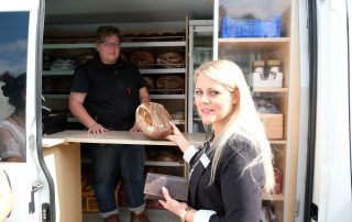 Wirtschaftsförderin Anna Jütte bei der Bäckerei Klein in Kirchwald