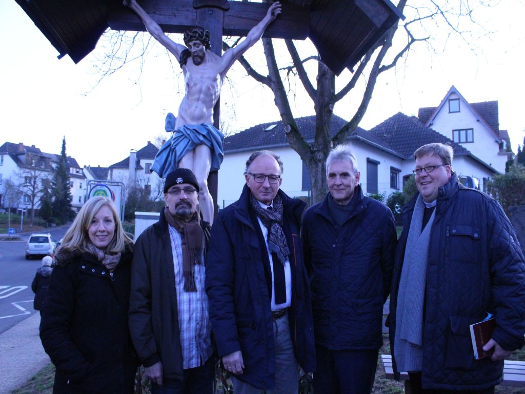 Ricarda Giljohann, Roland Gassert, Achim Hütten, Claus Peitz und Stefan Dumont freuten sich über die feierliche Einweihung des restaurierten Kreuzes.
