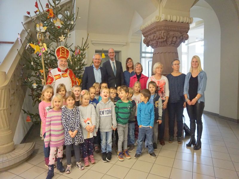 Gemeinsam mit ihren Betreuerinnen und dem Landrat Achim Hallerbach (hintere Reihe, Zweiter v. links) schmückten 17 Vorschulkinder aus Breitscheid den Weihnachtsbaum im Kreishaus in Neuwied.